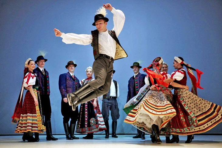 Hungarian folk dance - a dance of improvisation - ảnh 1